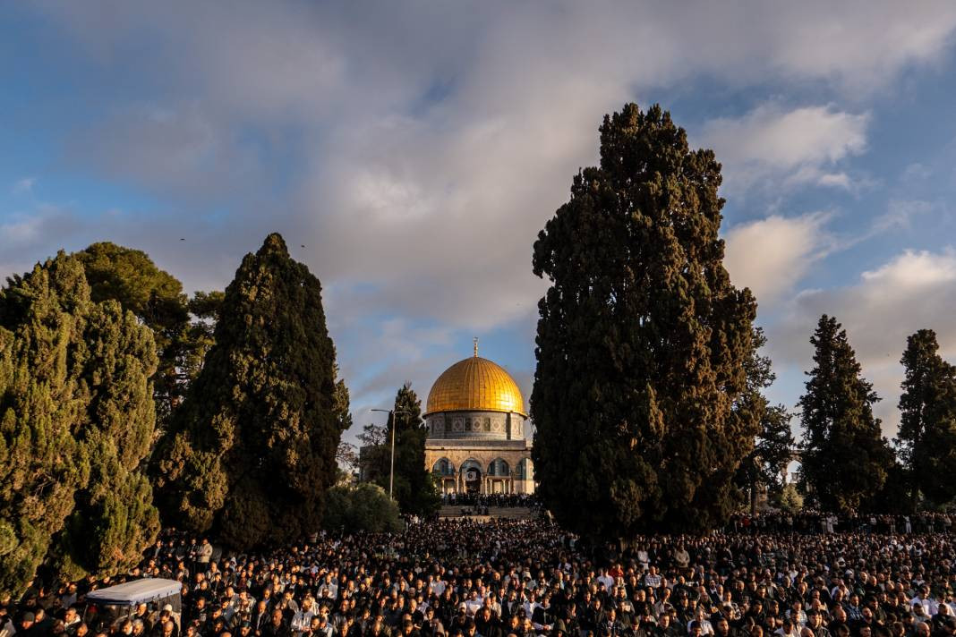 İsrail’in kısıtlamalarına rağmen akın ettiler: 120 Bin Filistinli Mescid-i Aksa’da saf tuttu - Resim: 53